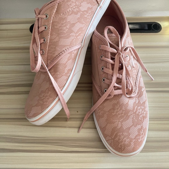 Pink faux lace vans - Picture 2 of 3